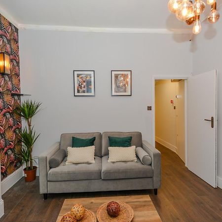 Cosy 1 Bedroom Home For Small Families ロンドン エクステリア 写真