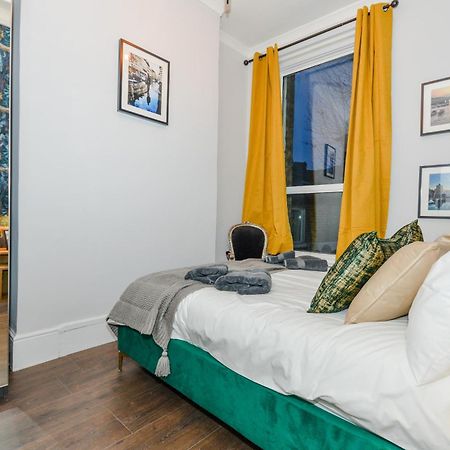 Cosy 1 Bedroom Home For Small Families ロンドン エクステリア 写真