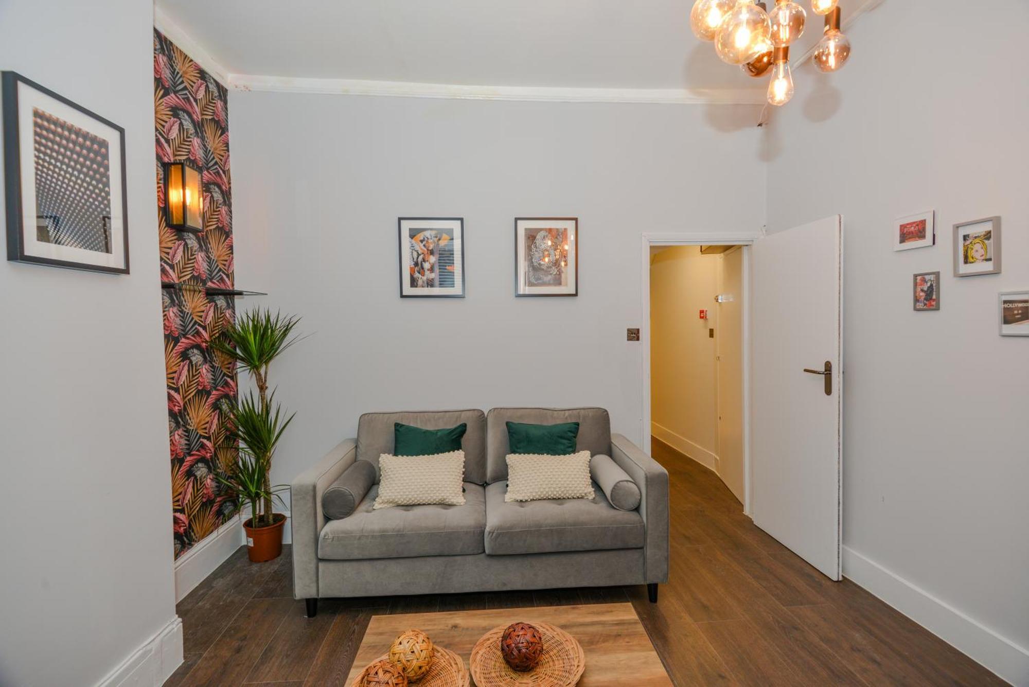 Cosy 1 Bedroom Home For Small Families ロンドン エクステリア 写真